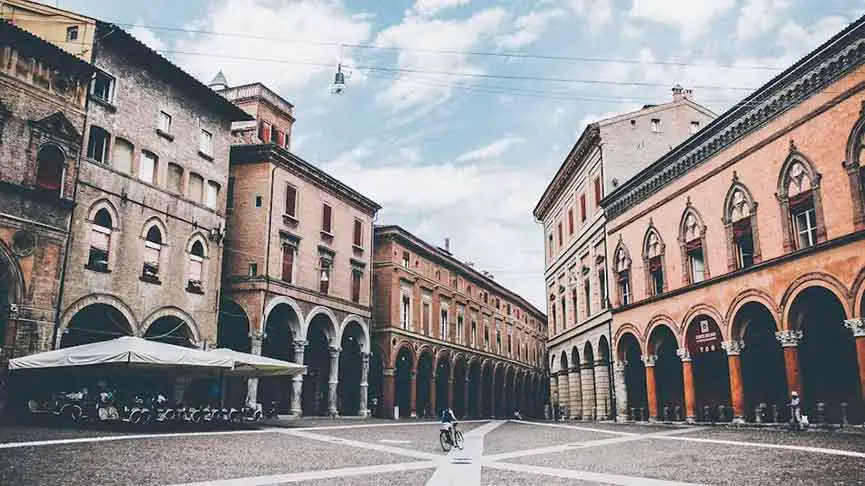 Walking tour of the center of Bologna