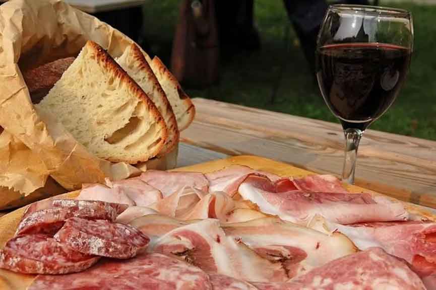 Tour tradicional de comida e vinho em Bolonha