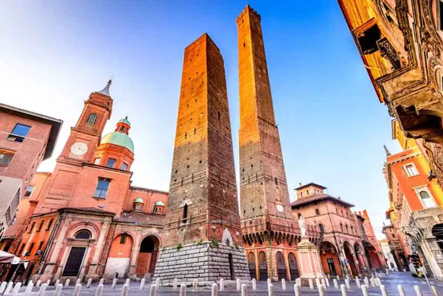 Aufstieg zum Asinelli-Turm und Verkostung typischer Bologna-Produkte