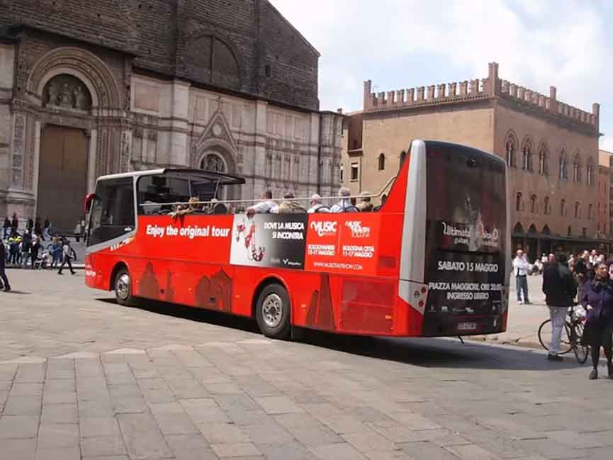 Entradas para el tour de Bolonia en City Red Bus y degustación de productos típicos.