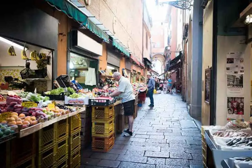 Visita al mercado, clase de cocina y almuerzo o cena en casa de Cesarina en Bolonia.